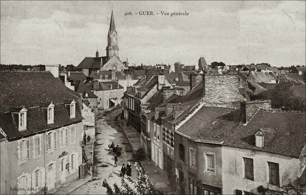 Le bourg et l'église Saint-Gurval sur la commune de Guer au début des années 1900.