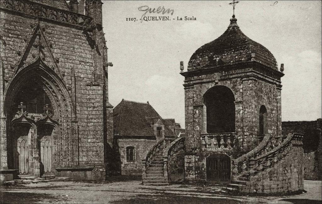 Vue de la Scala sur le placître de la chapelle Notre-Dame-de-Quelven au début des années 1900.