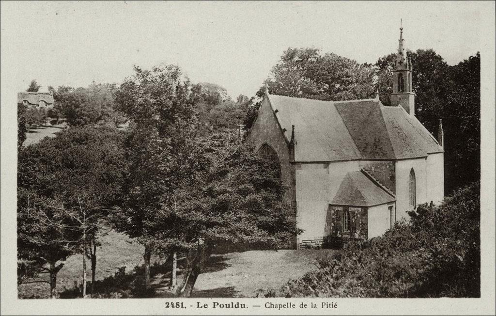 La chapelle de La Pitié sur la commune de Guidel au début des années 1900.