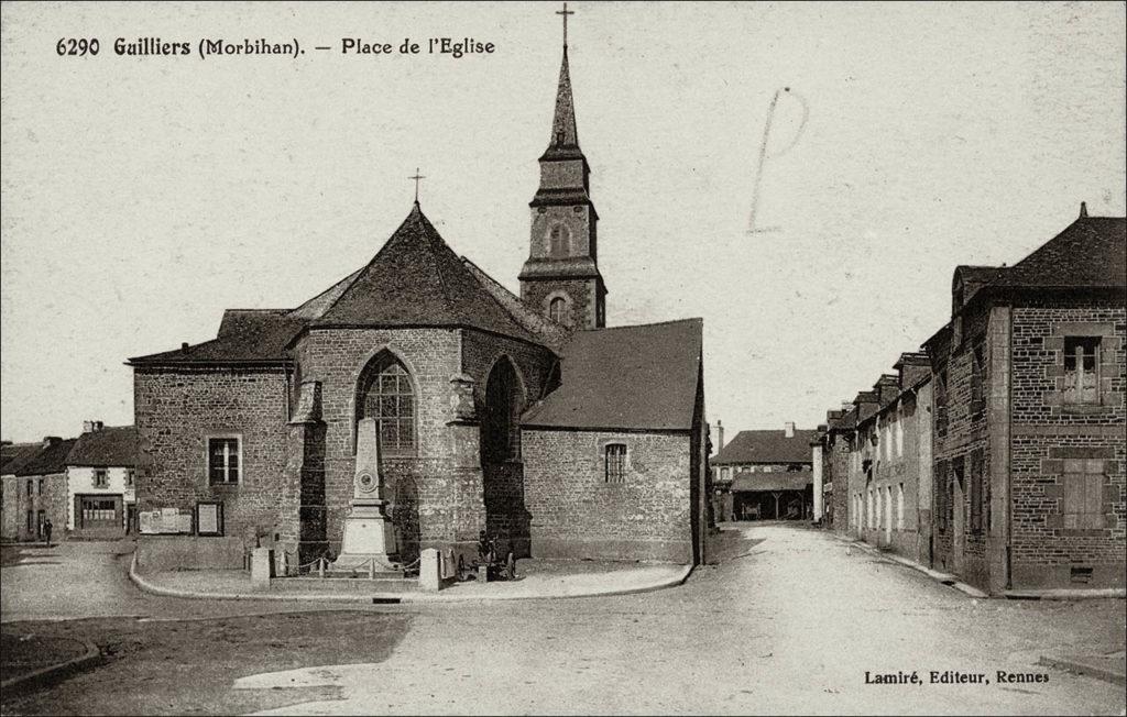 L'église Saint-Pierre-Saint-Paul dans le bourg de Guilliers au début des années 1900.