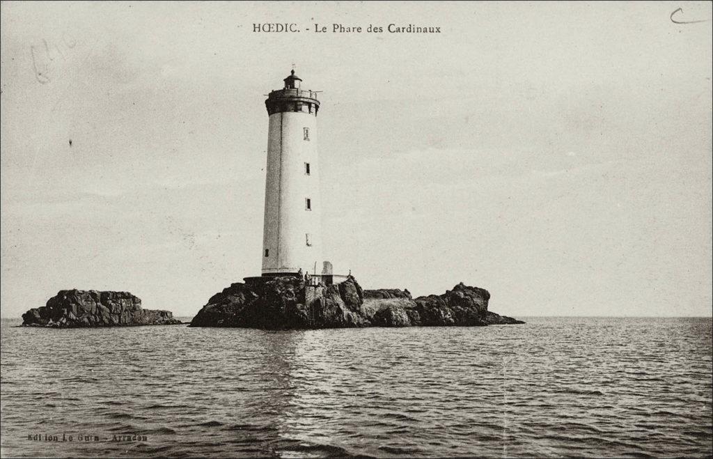 Le phare des Cardinaux au large de l'île de Hœdic au début des années 1900.