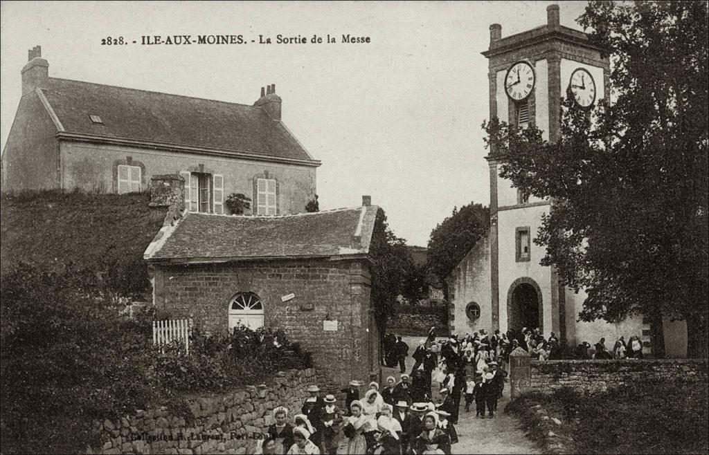 Sortie de la messe sur l'Île-aux-Moines au début des années 1900.