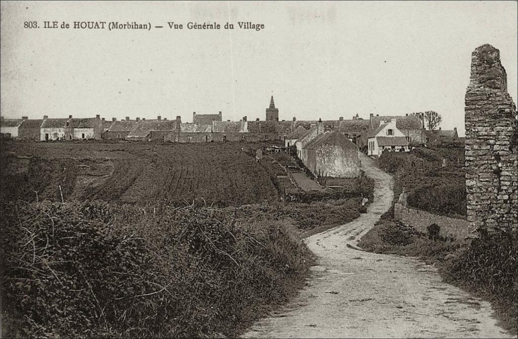 Vue générale du village de l'Île-d'Houat au début des années 1900.