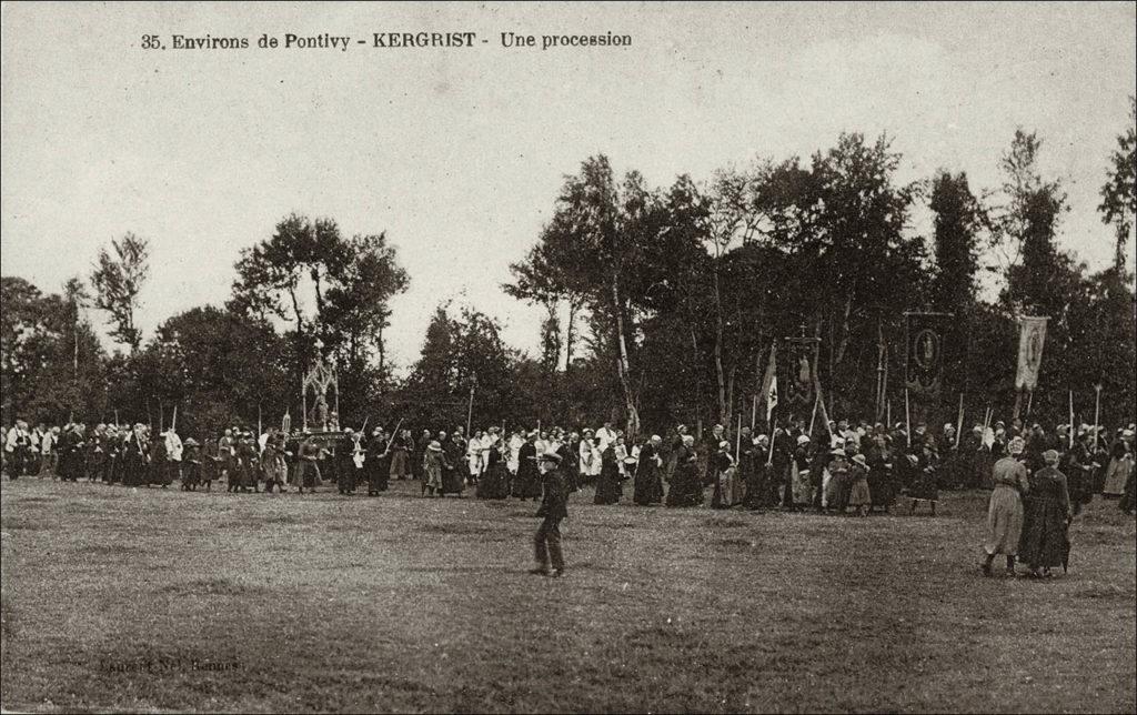 Une procession religieuse sur la commune de Kergrist au début des années 1900.