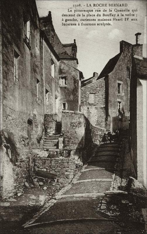 La rue de la Quenelle dans le village de La Roche-Bernard au début des années 1900.