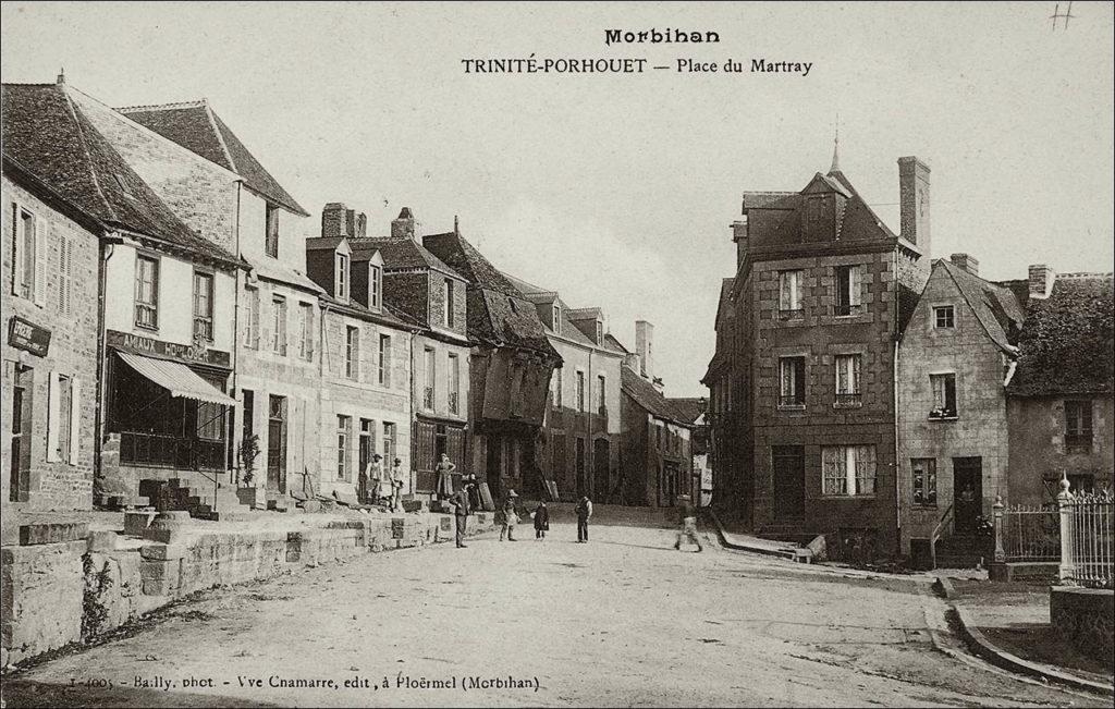 La place du Martray dans le bourg de La Trinité-Porhoët au début des années 1900.