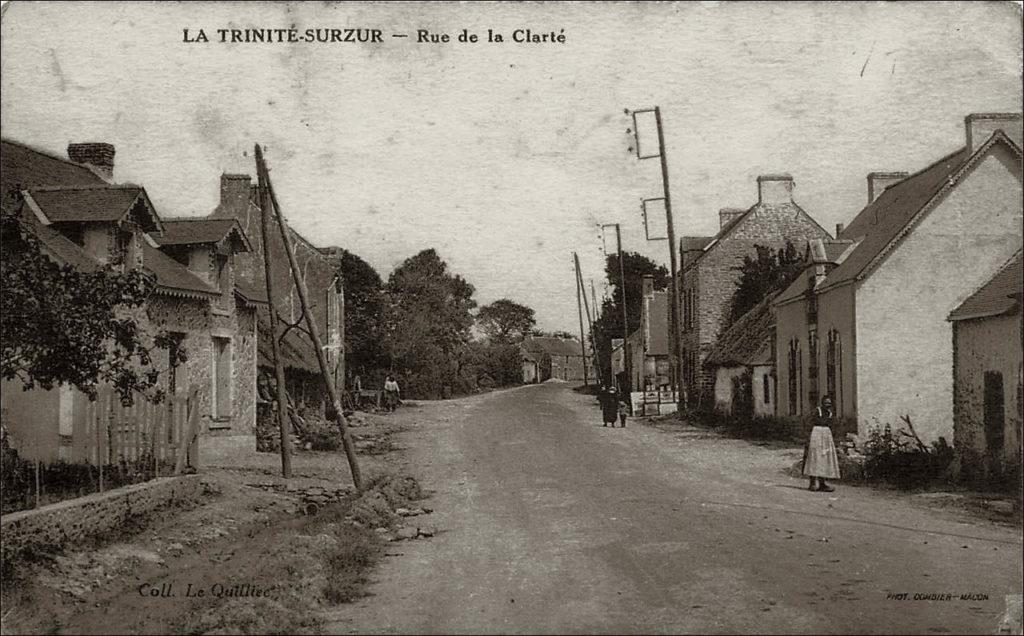 La rue de la clarté dans le bourg de La Trinité-Surzur au début des années 1900.