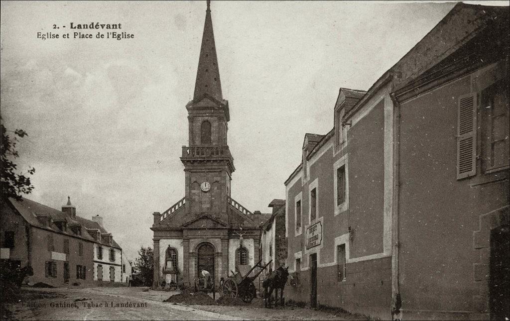 L’église paroissiale Saint-Martin et la place dans le bourg de Landévant au début des années 1900.