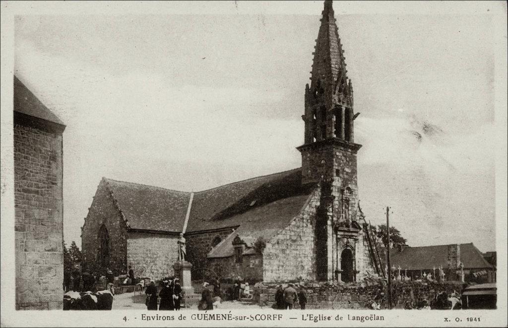 L'église Saint-Barnabé dans le bourg de Langoëlan au début des années 1900.