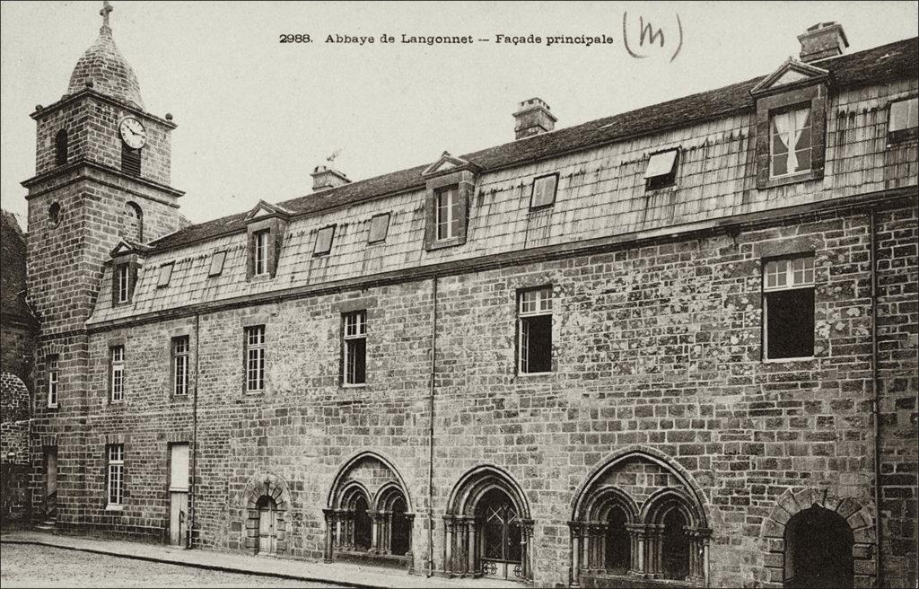 La façade principale de l'Abbaye de Langonnet au début des années 1900.