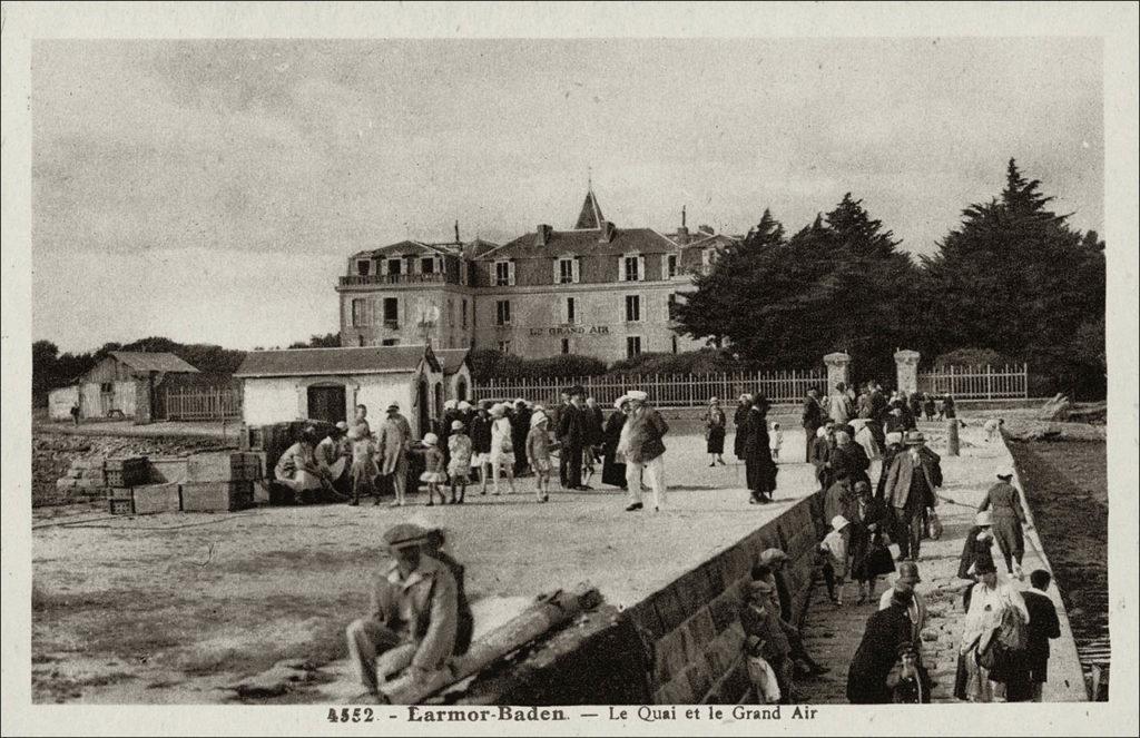 L'hôtel Le Grand air et le quai sur la commune de Larmor-Baden au début des années 1900.