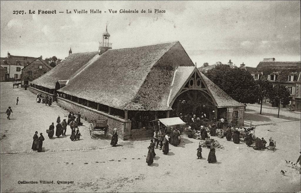 Les vieilles halles sur la place publique de Le Faouët au début des années 1900.