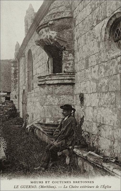 La chaire extérieure de l'église Saint-Anne sur la commune de Le Guerno au début des années 1900.