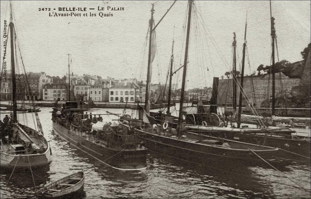 L'avant port et les quais du Palais , à Belle-Île-en-Mer au début des années 1900.