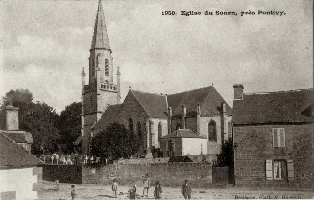 L'église Saint-Julien dans le bourg de Le Sourn au début des années 1900.