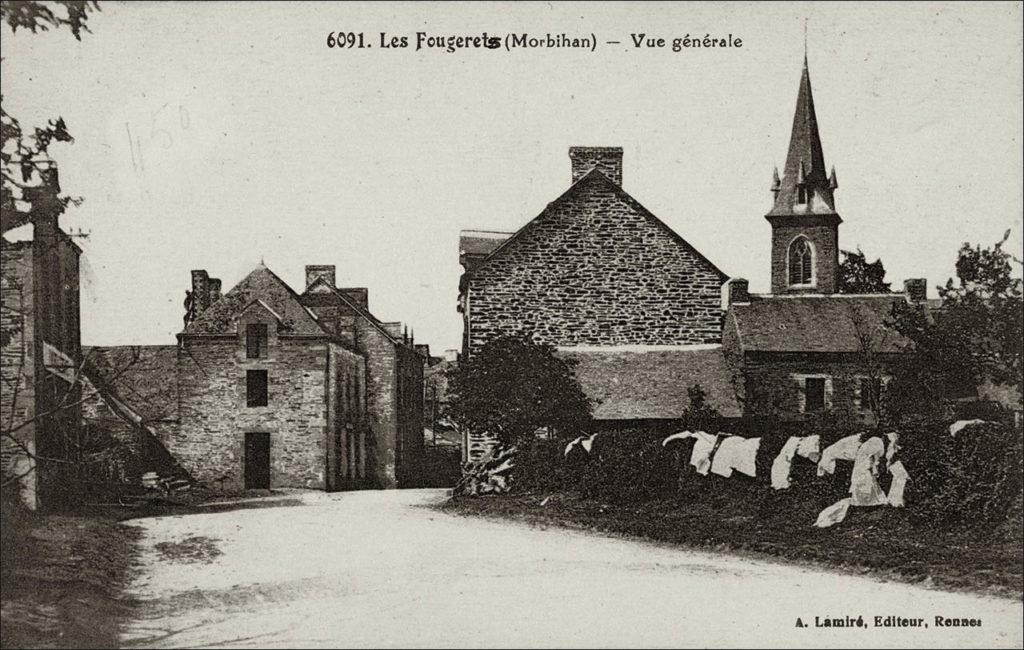Vue générale du bourg des Fougerêts au début des années 1900.