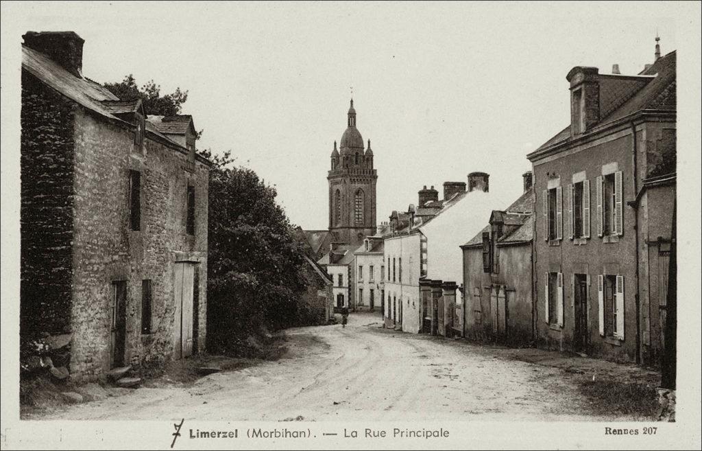 L'église Saint-Sixte et la rue principale du bourg de Limerzel au début des années 1900.