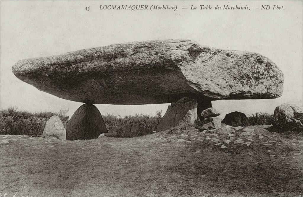 Le dolmen de la "Table des Marchands" sur la commune de Locmariaquer au début des années 1900.