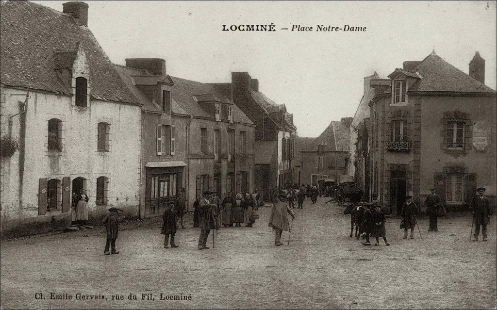 La place Notre-Dame dans le bourg de Locminé au début des années 1900.