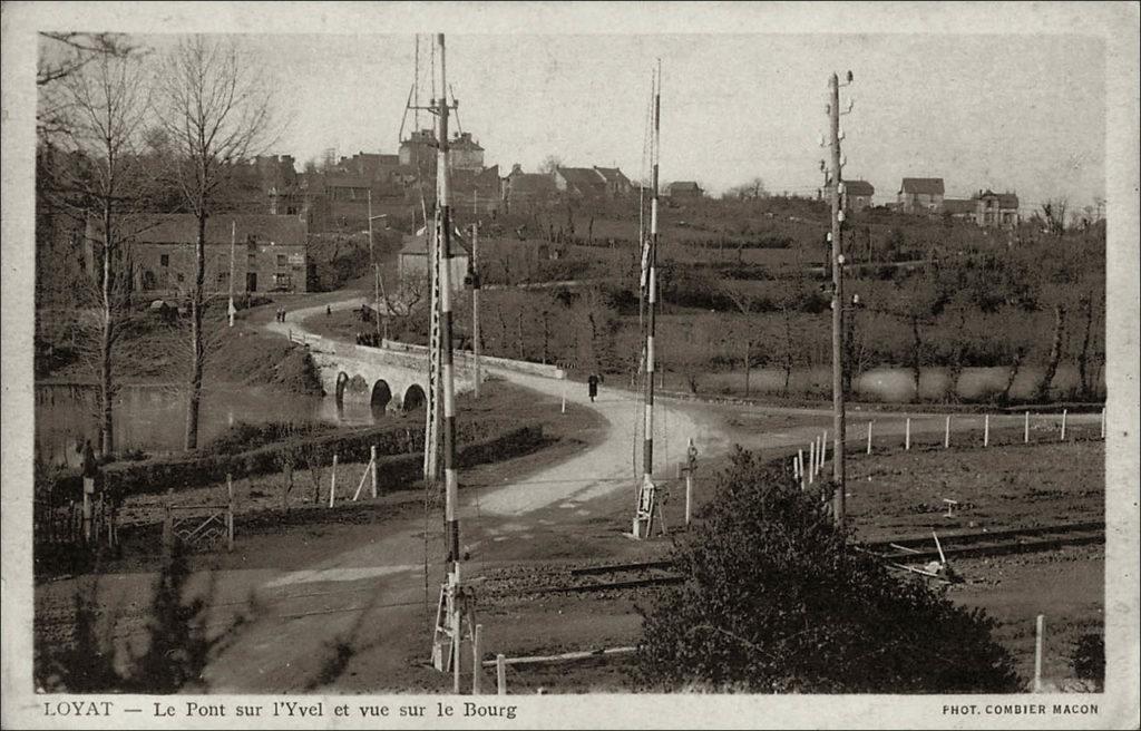 Le Pont sur l'Yvel, la voie ferrée et le bourg de Loyat au début des années 1900.