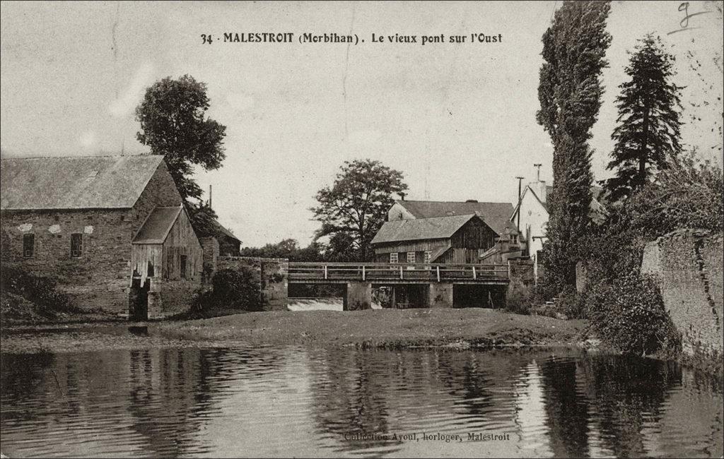 Le vieux pont sur l'Oust sur la commune de Malestroit au début des années 1900.