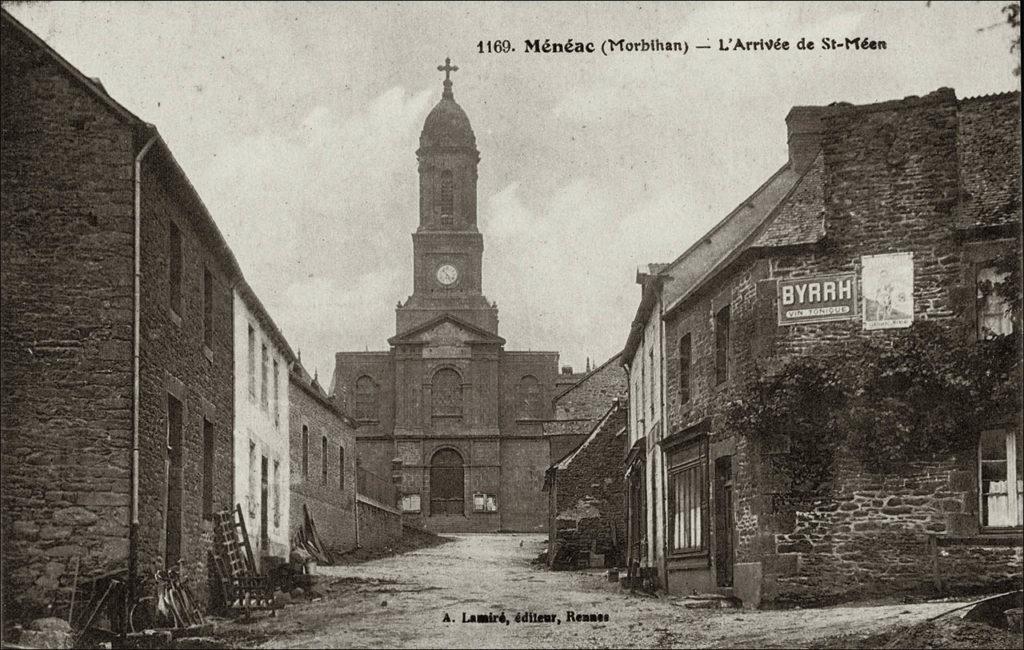 L'église Saint-Jean-Baptiste dans le bourg de Ménéac au début des années 1900.
