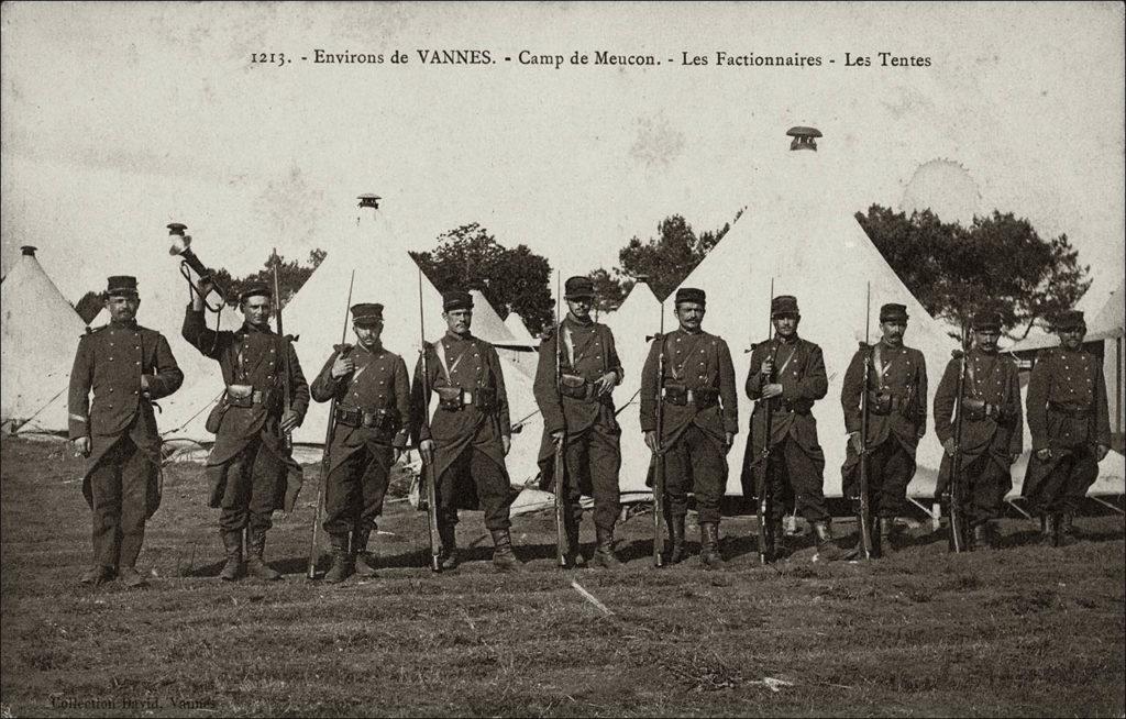 Un groupe de soldats dans le camp militaire de Meucon au début des années 1900.