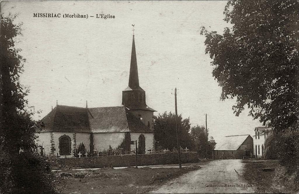 L'église Notre-Dame dans le bourg de Missiriac au début des années 1900.