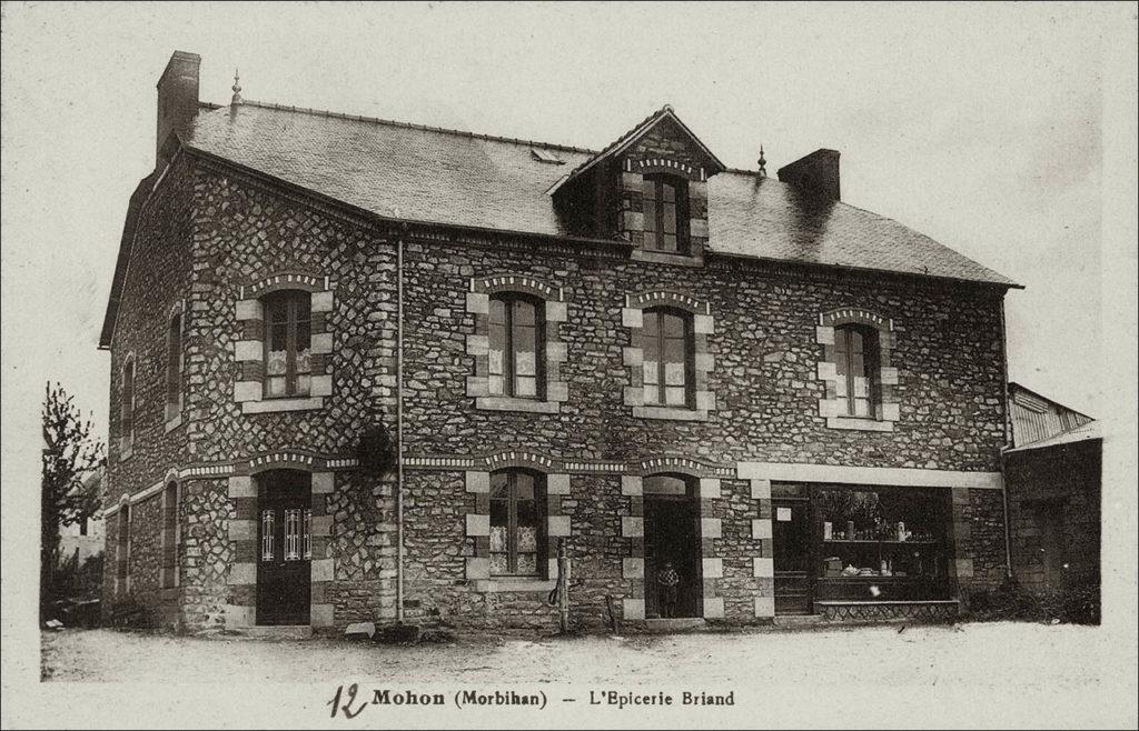L'épicerie Briand dans le bourg de Mohon au début des années 1900.