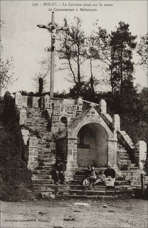 Le calvaire situé sur la route de Questembert sur la commune de Molac au début des années 1900.