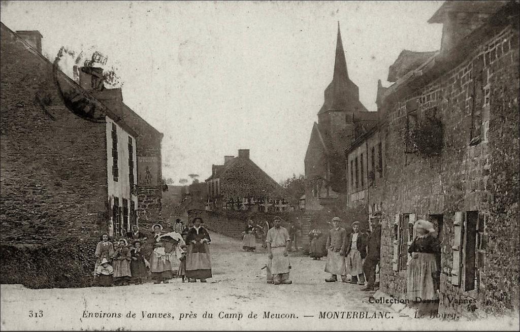 Vue du bourg de Monterblanc avec l'église Saint-Pierre au début des années 1900.