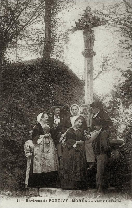 Des habitants de Moréac au pied du vieux calvaire au début des années 1900.