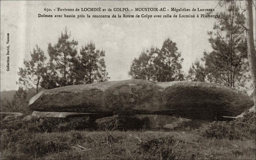 Un dolmen sur la commune de Moustoir-Ac au début des années 1900.