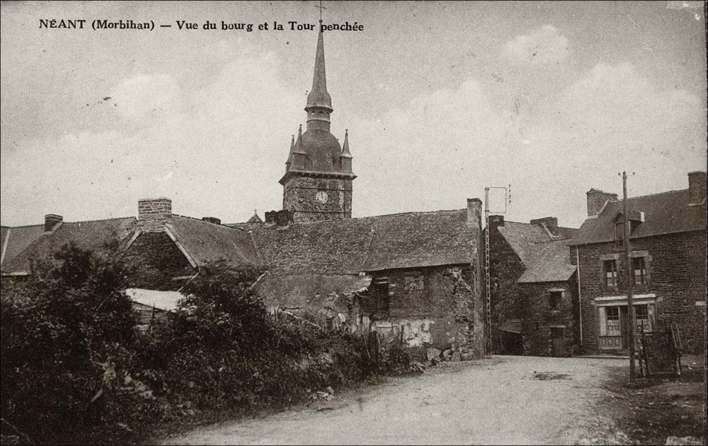 Le bourg et le clocher de l'église sur la commune de Néant-sur-Yvel au début des années 1900.