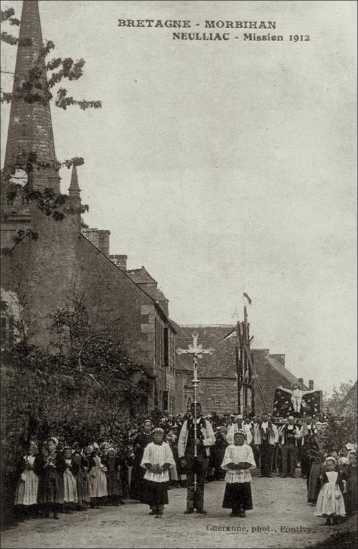 Procession religieuse sur la commune de Neulliac au début des années 1900.