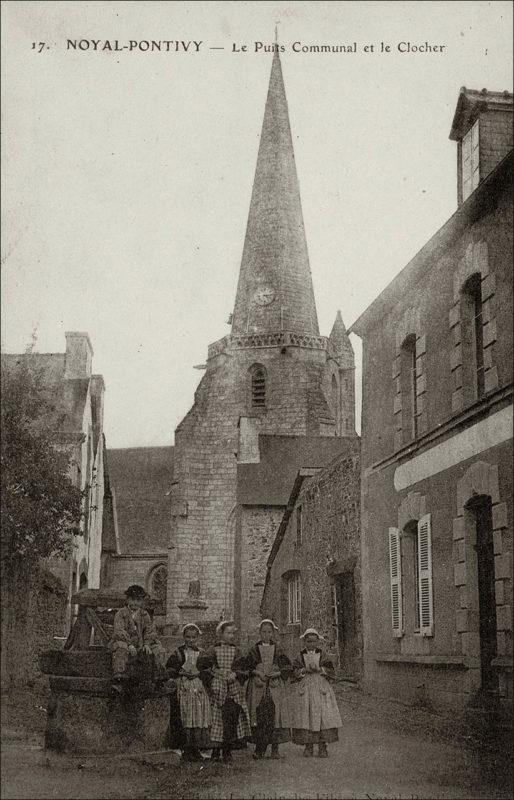 Le puits communal et l'église Sainte-Noyale dans le bourg de Noyal-Pontivy au début des années 1900.