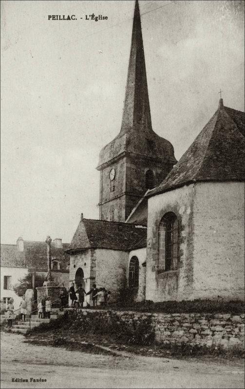 L'église Saint-Sabulin dans le bourg de Peillac au début des années 1900.