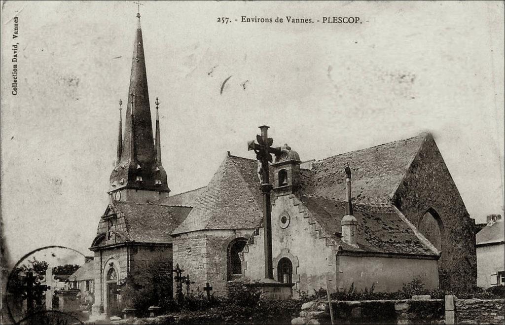 L'église Saint-Pierre-aux-Liens dans le bourg de la commune de Plescop au début des années 1900.