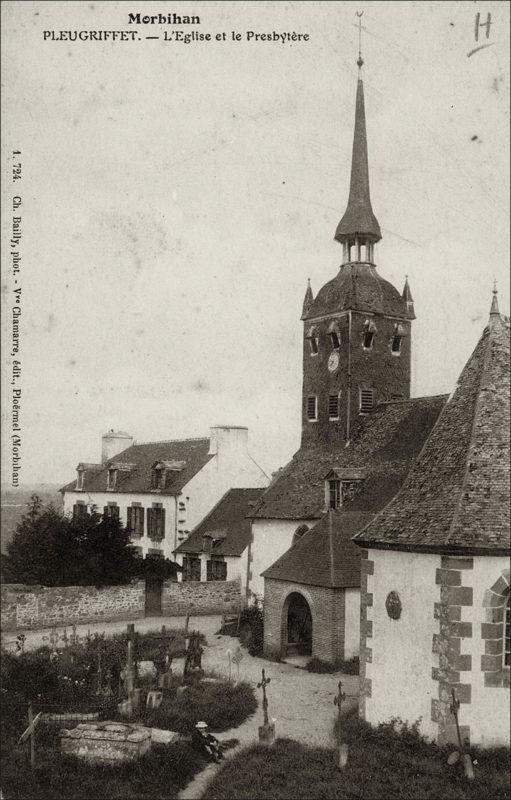 L'église paroissiale Saint-Pierre dans le bourg de Pleugriffet au début des années 1900.