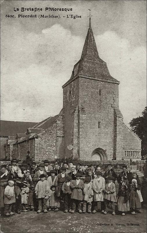 L'église Saint-Pierre dans le bourg de Ploërdut au début des années 1900.