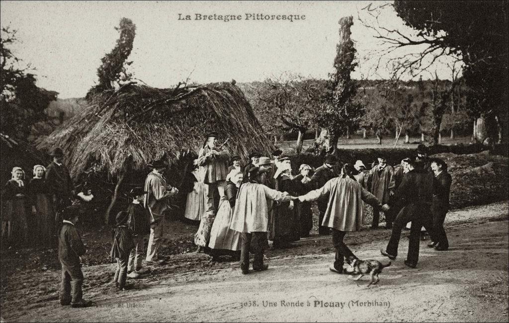 Un groupe de danseurs de la commune de Plouay au début des années 1900.