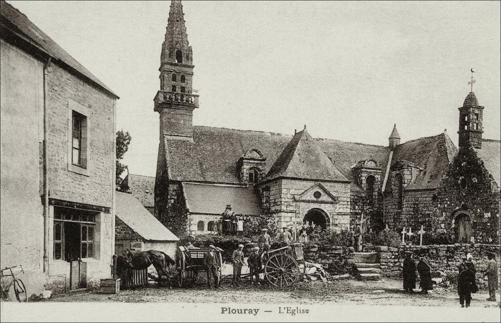 Vue de l'église Saint-Yves sur la commune de Plouray au début des années 1900.