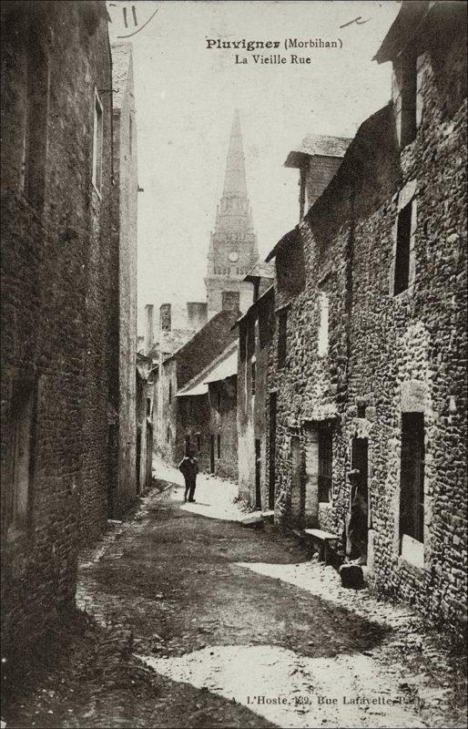 La vieille rue dans le bourg de Pluvigner au début des années 1900.