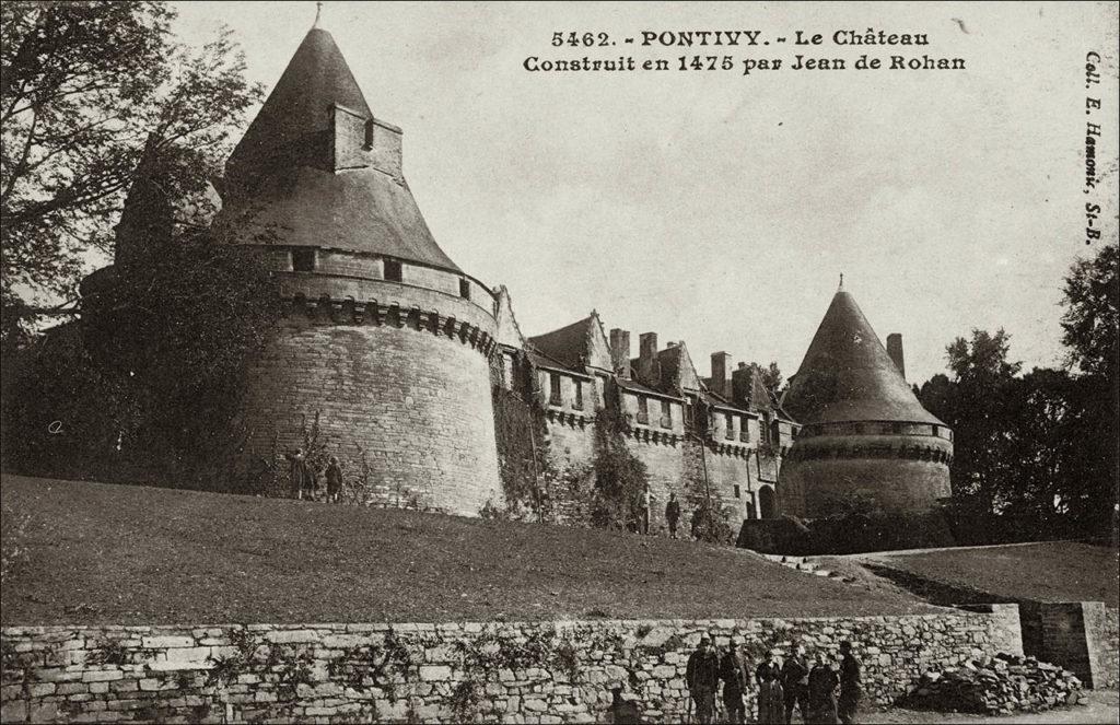 Le Château des Rohan dans la ville de Pontivy au début des années 1900.