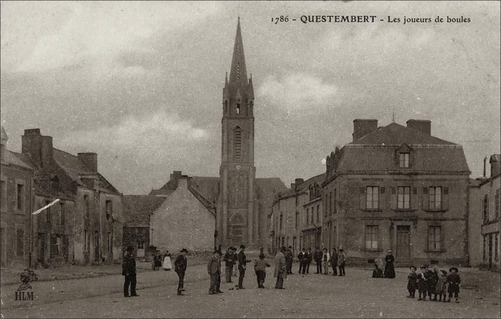 Les joueurs de boules sur la place de Questembert au début des années 1900.