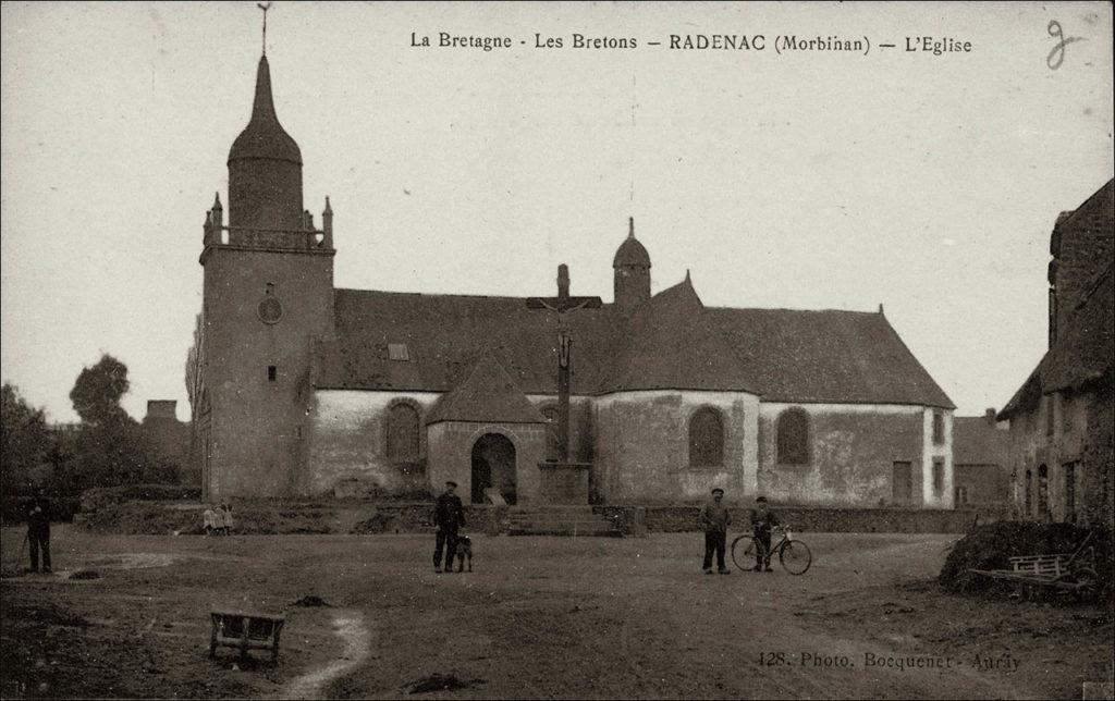 L'église Saint-Pierre-et-Saint-Paul dans le bourg de Radenac au début des années 1900.