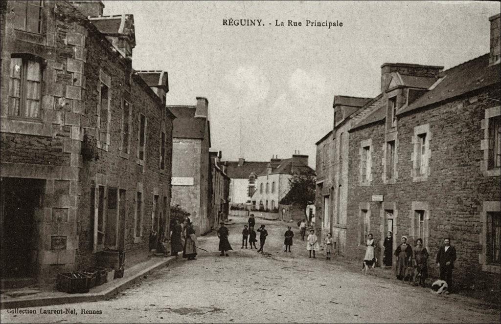 La rue principale dans le bourg de Réguiny au début des années 1900.