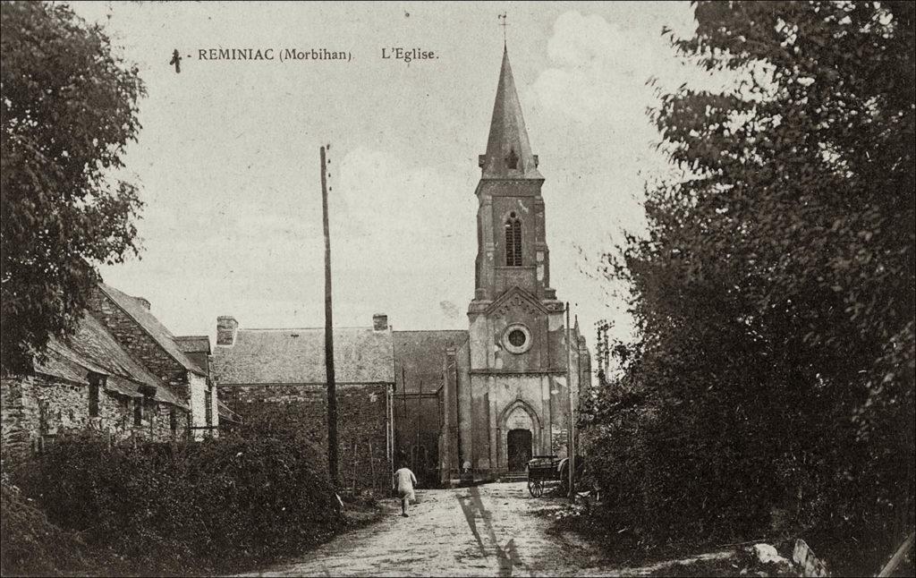 L'église Saint-Rémy dans le bourg de Réminiac au début des années 1900.