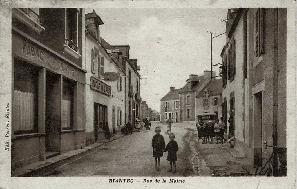 Rue de la mairie dans le bourg de Riantec au début des années 1900.