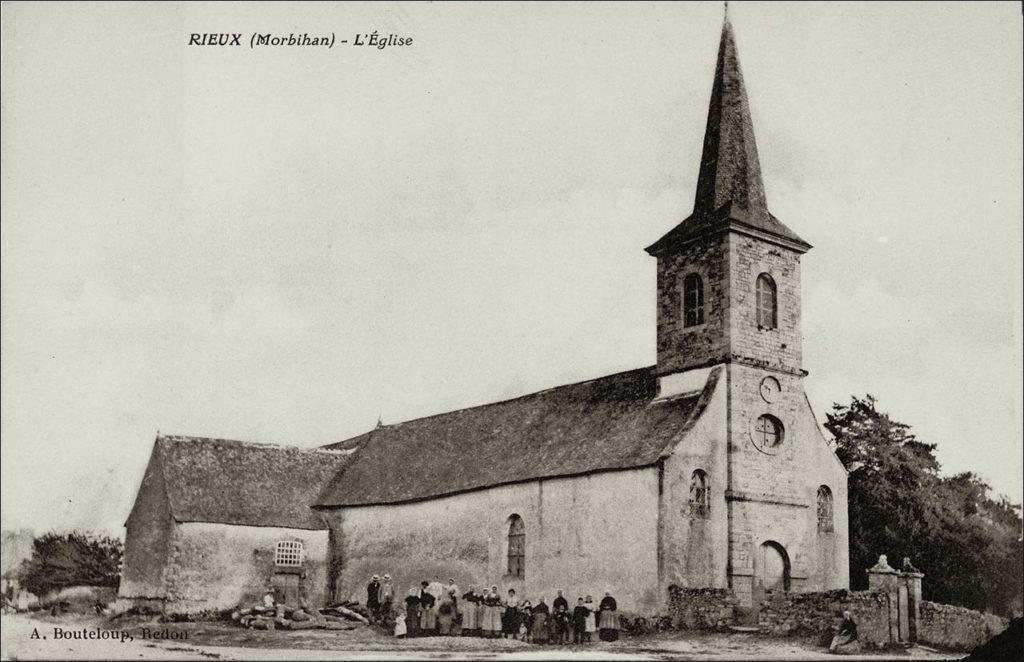 L'église Saint-Melaine dans le bourg de Rieux au début des années 1900.